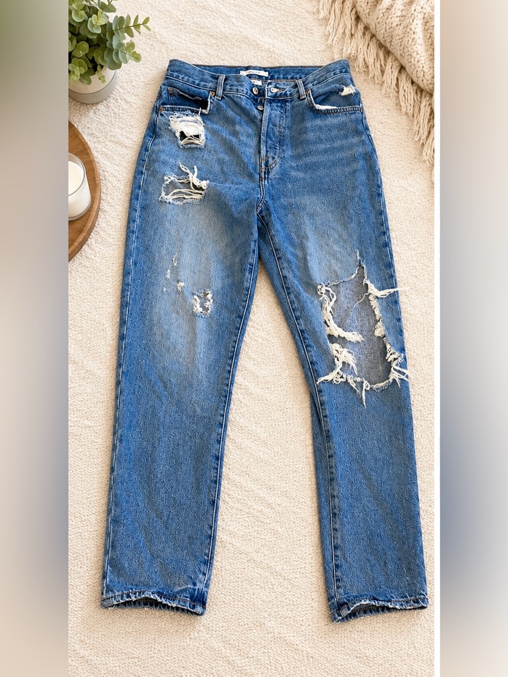 Forever 21 high distressed mom Jeans. Size 27